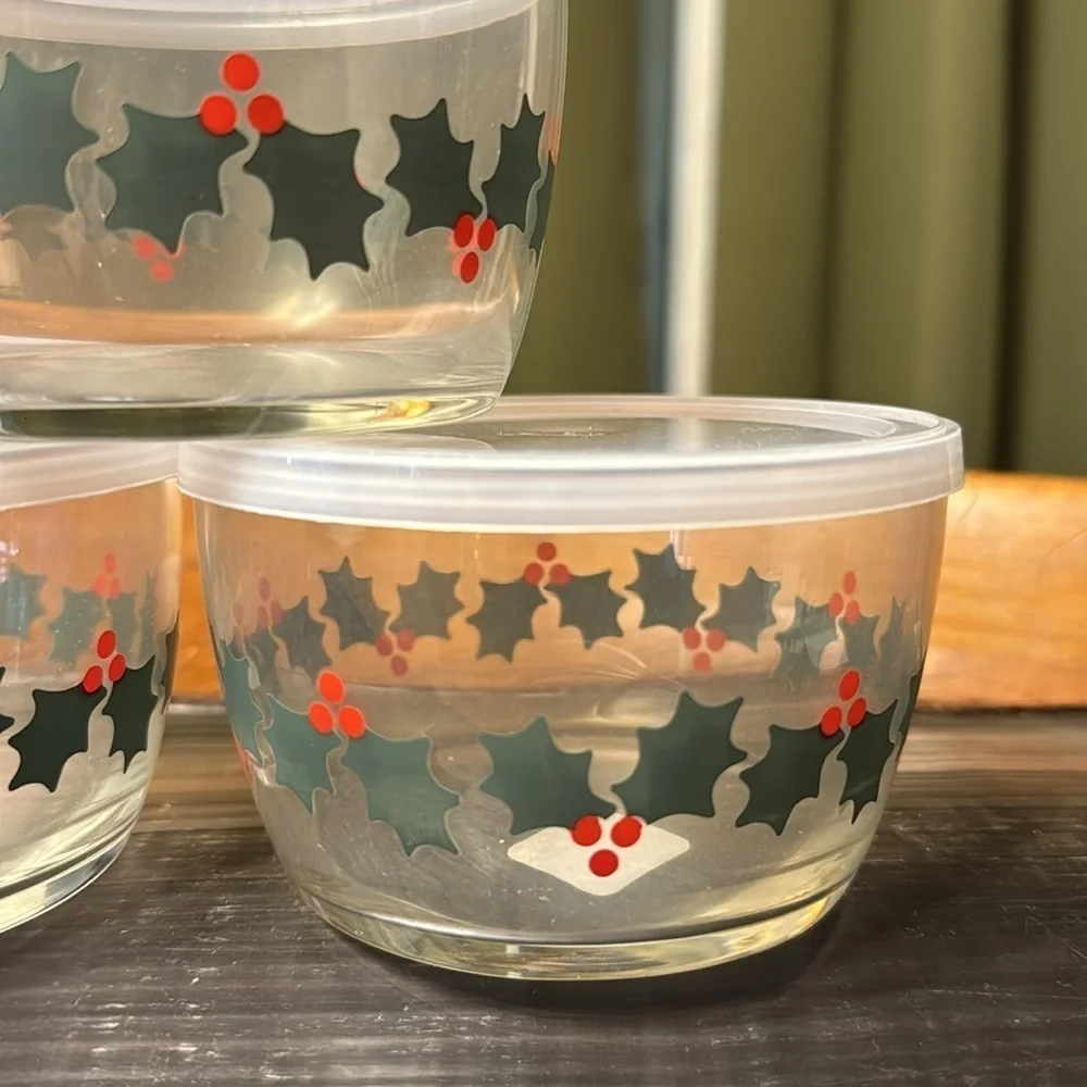 New Crate & Barrel Holly Leaf Lidded Bowls 16.5 oz Lot of 3 Christmas Tupperware